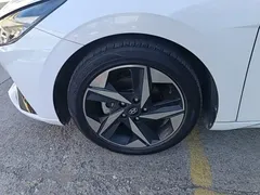 2022 Hyundai Elantra 1.5L CVT LUX Premium, белый — фото 23