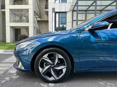 2022 Hyundai Elantra 1.5L CVT LUX Premium, синий — фото 11