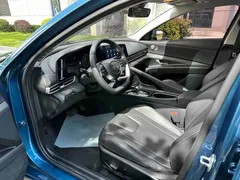 2022 Hyundai Elantra 1.5L CVT LUX Premium, синий — фото 12