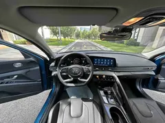 2022 Hyundai Elantra 1.5L CVT LUX Premium, синий — фото 26