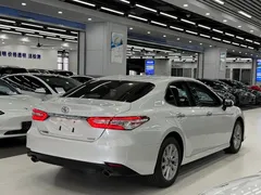2021 Toyota Camry 2.0G Luxury, белый — фото 4