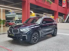 2023 BMW X5 30Li M, чёрный — фото 1