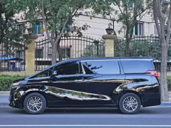 2020 Toyota Alphard Hybrid 2.5L Premium, чёрный — фото 2