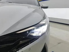 2021 Hyundai Elantra 1.5L CVT LUX Premium, белый — фото 5