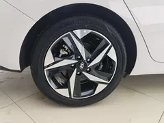 2021 Hyundai Elantra 1.5L CVT LUX Premium, белый — фото 6