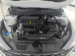 2021 Hyundai Elantra 1.5L CVT LUX Premium, белый — фото 10