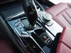 2022 BMW 5 Series 5 530Li M, белый — фото 15