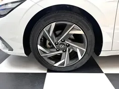 2023 Hyundai Elantra 1.5L CVT LUX Premium, белый — фото 4