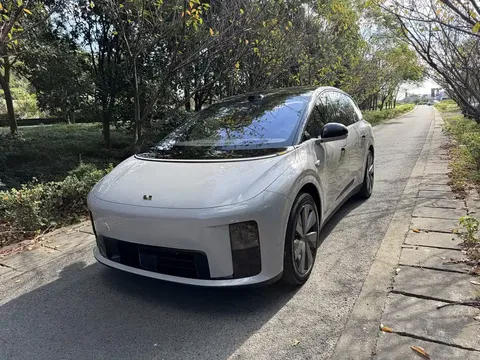 2025 Li Auto i8 Standard
