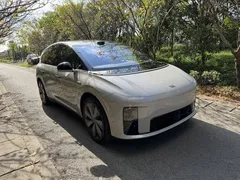 2025 Li Auto i8 Standard — фото 3