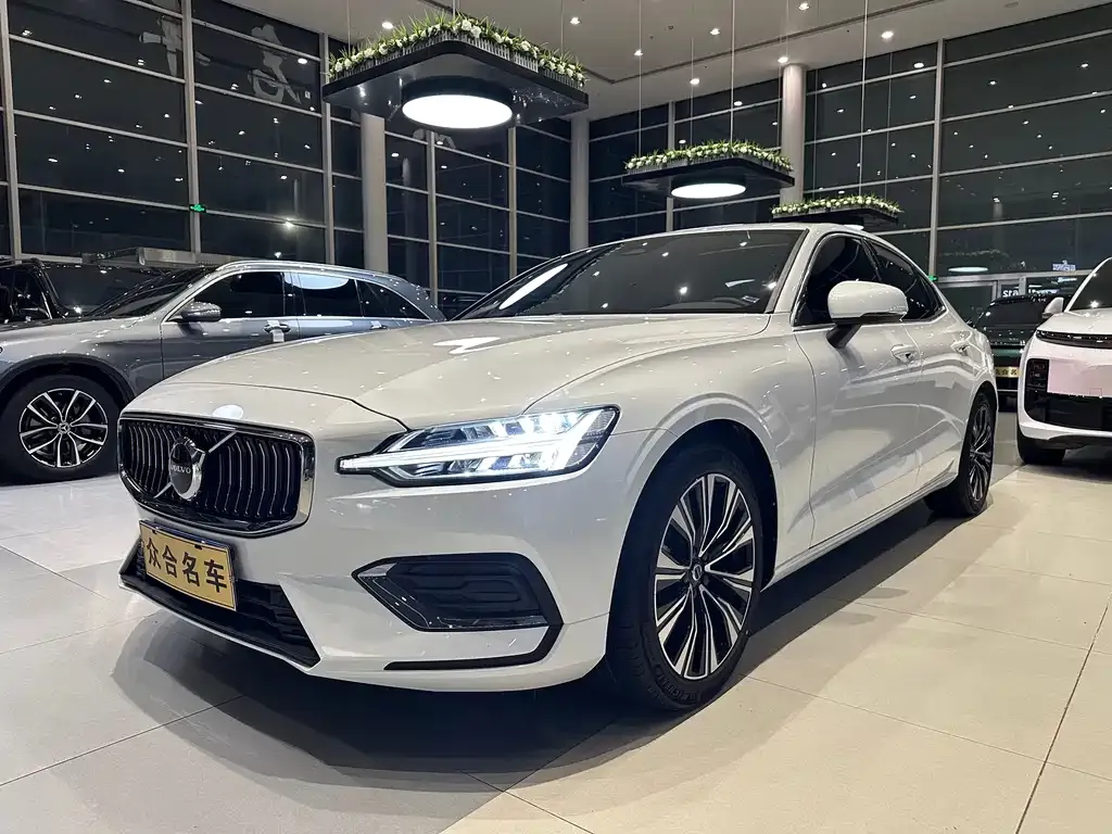 2023 Volvo S60 B4 Luxury