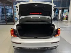 2023 Volvo S60 B4 Luxury, белый — фото 18