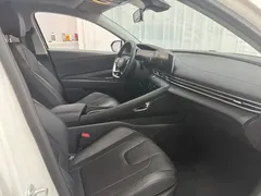 2022 Hyundai Elantra 1.5L CVT LUX Premium, белый — фото 6