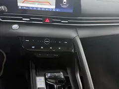 2022 Hyundai Elantra 1.5L CVT LUX Premium, белый — фото 9