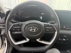 2022 Hyundai Elantra 1.5L CVT LUX Premium, белый — фото 11
