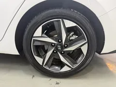 2022 Hyundai Elantra 1.5L CVT LUX Premium, белый — фото 19
