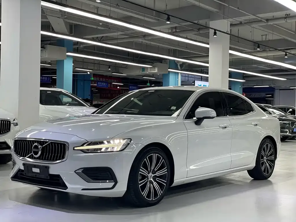 2022 Volvo S60 B4 Luxury