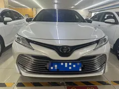 2021 Toyota Camry 2.5G Luxury, белый — фото 2