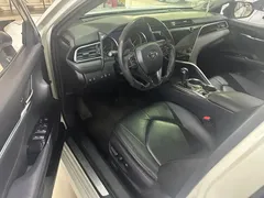 2021 Toyota Camry 2.5G Luxury, белый — фото 4