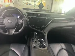 2021 Toyota Camry 2.5G Luxury, белый — фото 5