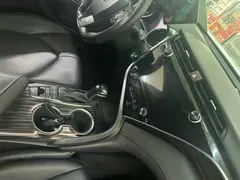 2021 Toyota Camry 2.5G Luxury, белый — фото 13