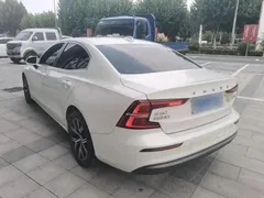 2023 Volvo S60 B4 Luxury, белый — фото 5