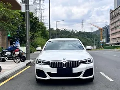2021 BMW 5 Series 525Li M, белый — фото 2