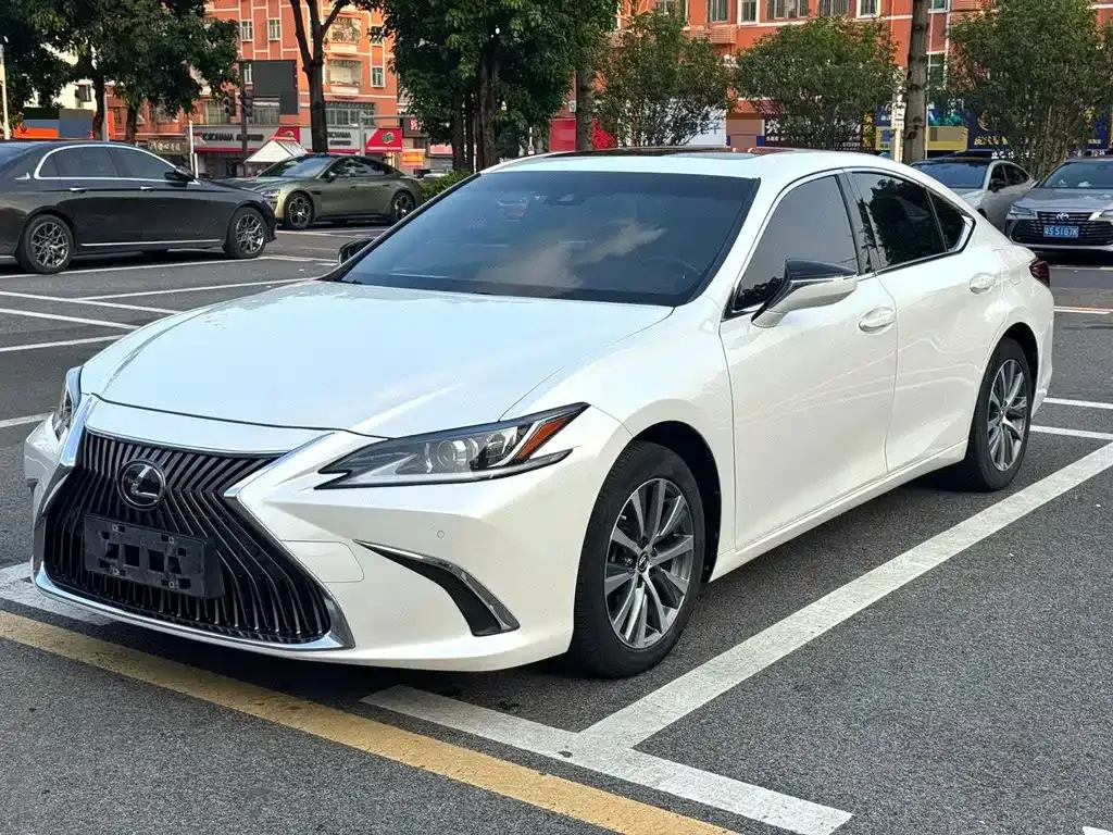 2021 Lexus ES 200