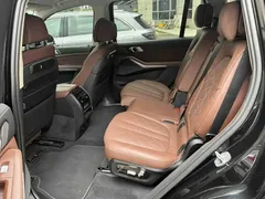 2023 BMW X7 xDrive40i Luxury Package, чёрный — фото 7