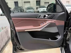 2023 BMW X7 xDrive40i Luxury Package, чёрный — фото 12