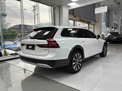 2021 Volvo V90 Cross Country B5 AWD, белый — фото 5