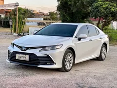 2021 Toyota Camry Hybrid 2.5HGVP Advanced, белый — фото 1