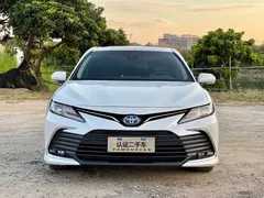 2021 Toyota Camry Hybrid 2.5HGVP Advanced, белый — фото 2
