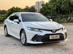 2021 Toyota Camry Hybrid 2.5HGVP Advanced, белый — фото 3