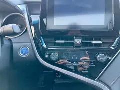 2021 Toyota Camry Hybrid 2.5HGVP Advanced, белый — фото 18