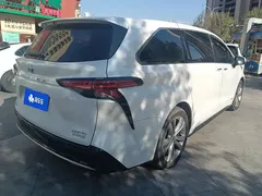2023 Toyota Sienna 2.5L Hybrid Premium, белый — фото 3
