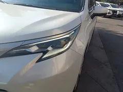 2023 Toyota Sienna 2.5L Hybrid Premium, белый — фото 5