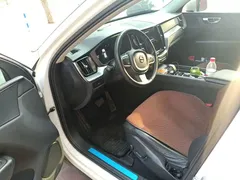 2023 Volvo XC60 4WD Luxury, белый — фото 17