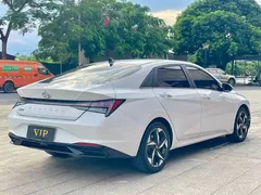 2022 Hyundai Elantra 1.5L CVT LUX Premium, белый — фото 7