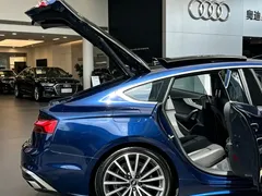 2021 Audi A5 Sportback 40 TFSI quattro, синий — фото 9
