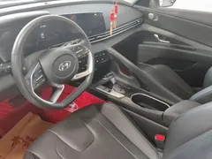 2021 Hyundai Elantra 1.5L CVT LUX Premium, белый — фото 12