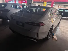 2025 BMW 5 Series 530Li M, белый — фото 2
