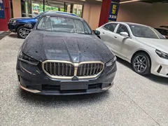 2025 BMW 5 Series 530Li, синий — фото 2