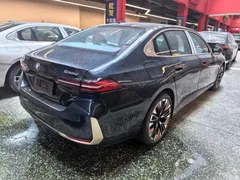 2025 BMW 5 Series 530Li, синий — фото 3