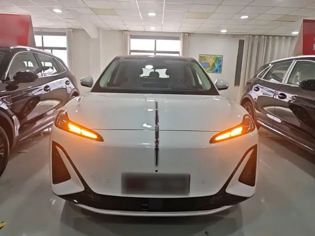 2025 Hongqi 06 520