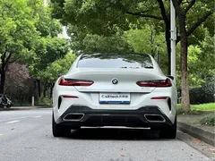 2022 BMW 8 Series 840i xDrive M, белый — фото 4