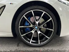 2022 BMW 8 Series 840i xDrive M, белый — фото 23