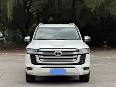 2022 Toyota Land Cruiser LC300 4.0L AT, белый — фото 2