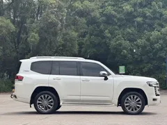 2022 Toyota Land Cruiser LC300 4.0L AT, белый — фото 4