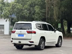 2022 Toyota Land Cruiser LC300 4.0L AT, белый — фото 14